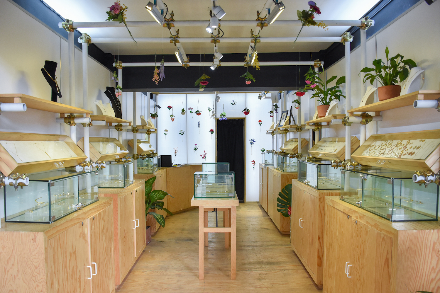 Tuza pop up store interior